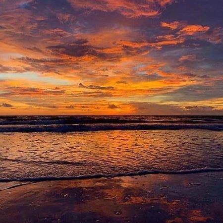 Private Room In A 2 Bedroom 1 Bathroom Shared With Host, On The Beach, Surrounded By Resorts, Only 2 People Max St. Pete Beach Exteriér fotografie