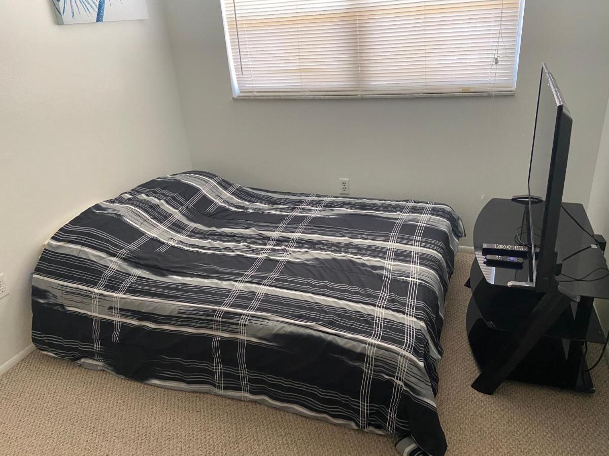 Private Room In A 2 Bedroom 1 Bathroom Shared With Host, On The Beach, Surrounded By Resorts, Only 2 People Max St. Pete Beach Exteriér fotografie