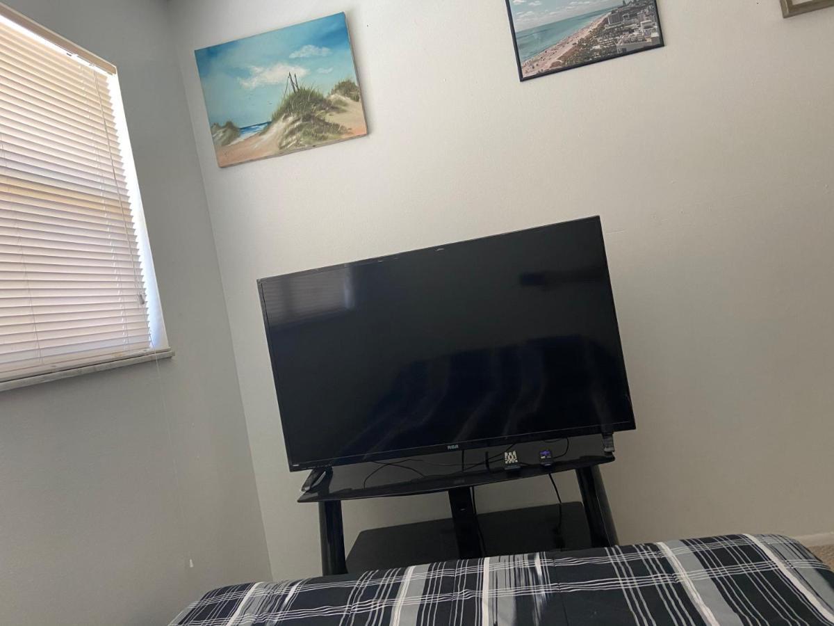 Private Room In A 2 Bedroom 1 Bathroom Shared With Host, On The Beach, Surrounded By Resorts, Only 2 People Max St. Pete Beach Exteriér fotografie